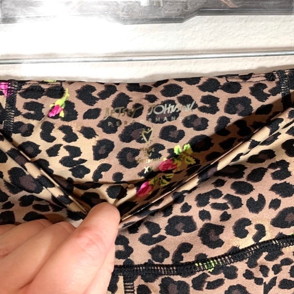 Betsey Johnson Leopard Floral Rose Crop Capri Legging Tights Size XS - Picture 4 of 15